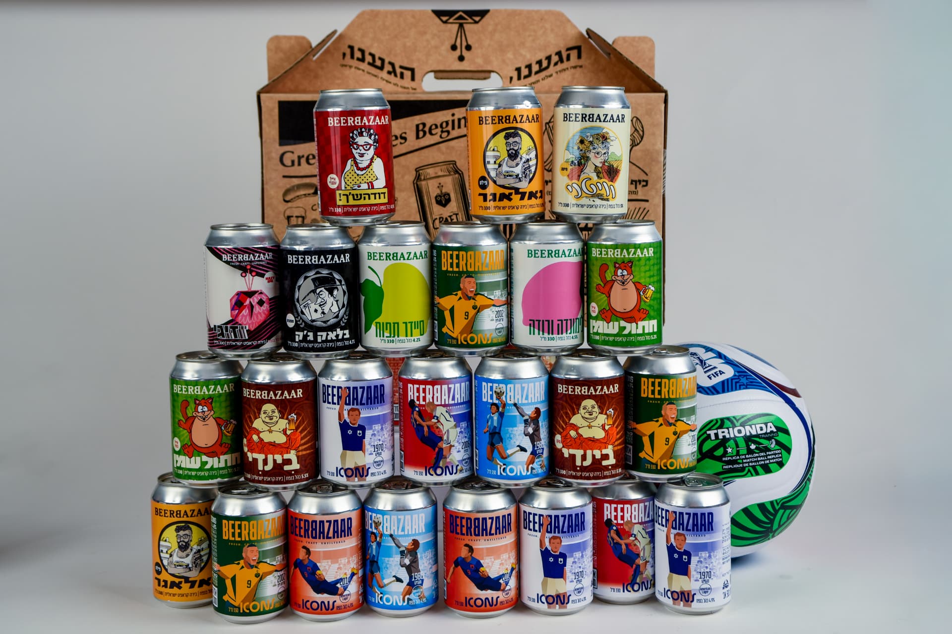 פירמידת פחיות אייקונים של בירבזאר עם כדורגל